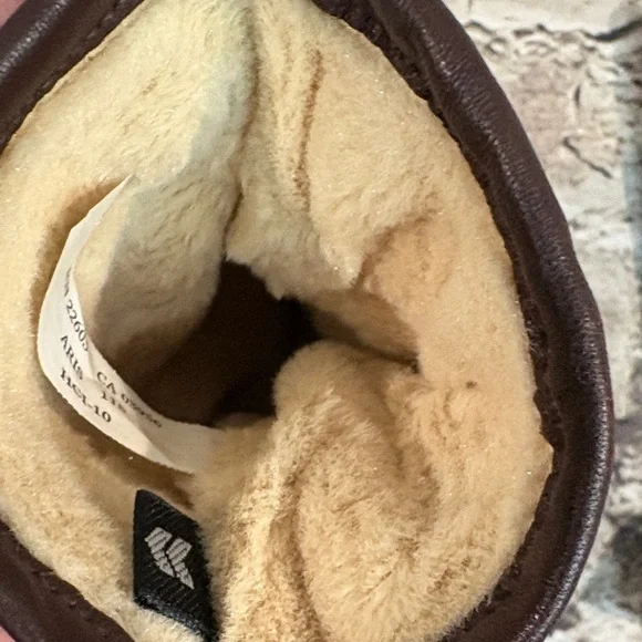 Isotoner Classic Brown Leather Gloves - Picture 8 of 8